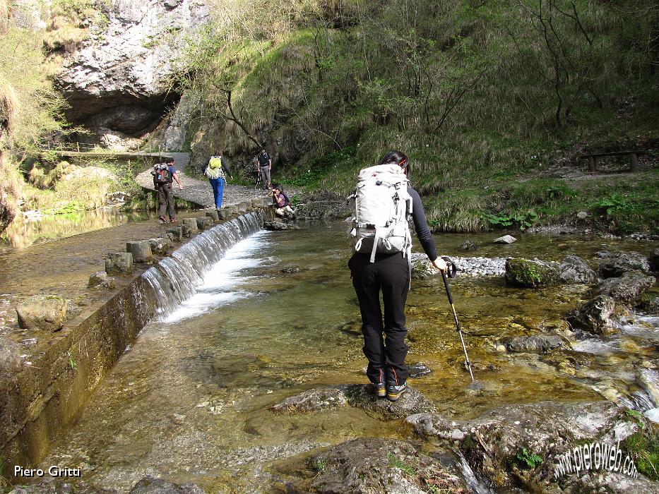 24 Forse meglio passare dal torrente.jpg